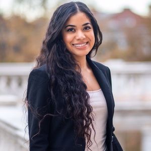 Meet the posher, Simone